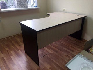 Угловой стол для персонала
