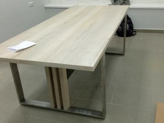 Стол для переговоров на металлическом каркасе