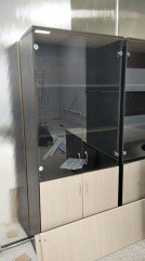 Шкаф для офиса со стеклянными дверцами